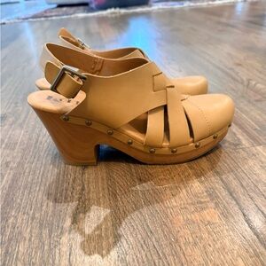 Women's Tan Leather Clogs- korks Wynne